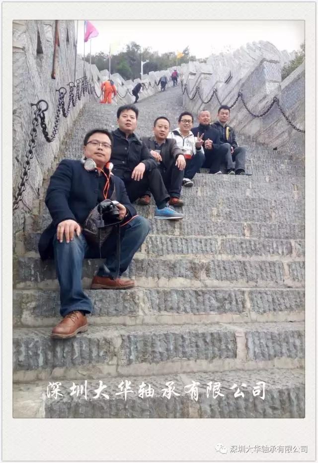 古城墻，坐在最前邊的是號稱體重130的時尚達(dá)人—九哥